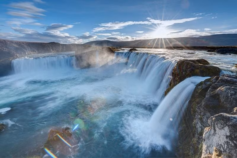 Godafoss là một thác nước tuyệt đẹp ở miền Bắc Iceland. Hình dáng của ngọn thác này trông giống như hình móng ngựa, nó cao 12m và rộng 30m. Mặc dù đây là một địa điểm tuyệt đẹp để chụp ảnh, tuy nhiên vì điều kiện thời tiết khắc nghiệt nên khá khó khăn để có được một bức ảnh ưng ý về ngọn thác này.