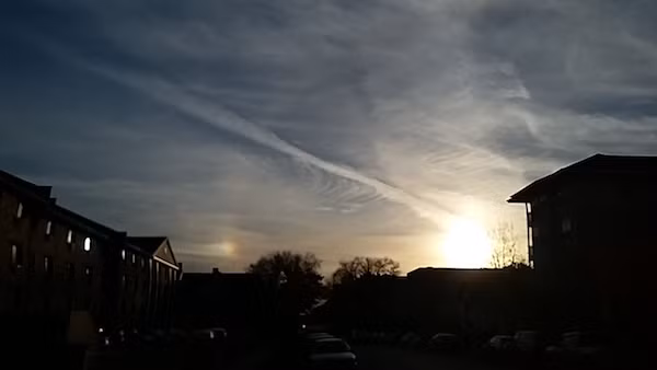 Khối sáng này chuyển động liên tục trên bầu trời và nhấp nháy liên tục. Không những thế, nó này còn liên tục đổi màu, từ màu đỏ chuyển qua vàng, xanh, cam trong quá trình di chuyển.