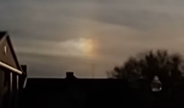 Nữ nhân chứng kể lại, cô cùng chồng lái xe về nhà sau khi mua sắm ở phía Tây Madison thì bất ngờ nhìn thấy một khối sáng kỳ lạ. 