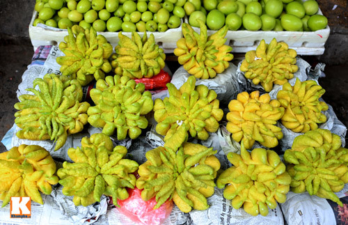 Do hình dáng của quả phật thủ chia nhánh trông như bàn tay nên người ta gọi loài cây này là cây phật thủ (tay Phật). Người Việt Nam ta thường bày loại quả này trong mâm ngũ quả trên bàn thờ ngày Tết.