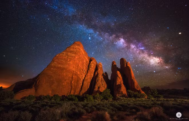 Các ngôi sao trong thiên hà Milky Way đua nhau rực sáng trên ngọn núi Sand Dunes ở Công viên Quốc gia Arches thuộc Utah do nhiếp ảnh gia thiên văn Manish Mamtani ghi lại được. Nguồn ảnh: Space.com.