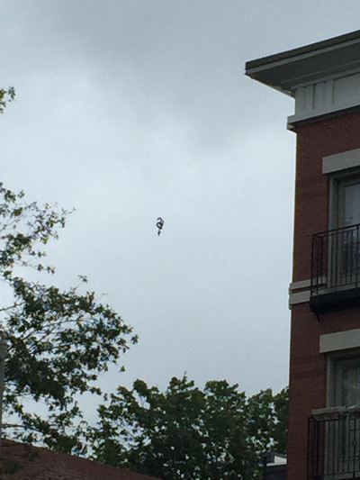 Theo báo cáo, nhân chứng đang ở trong phòng khách, nhìn đối diện về phía vùng trời phía Tây thì bất ngờ phát hiện ra một vật thể biết bay quái dị.