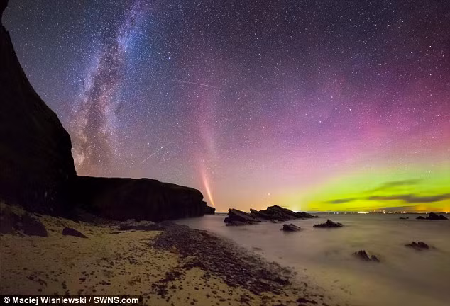Hiện tượng này được quan sát, theo dõi và chụp lại vào ngày 29/9/2016. Và chính lần bùng phát năng lượng này đã gây ta hàng loạt hiện tượng cực quang màu xanh lá cây, hồng ở bầu trời Canada, Scandanavia, Scotland và thậm chí cả miền bắc nước Anh. 