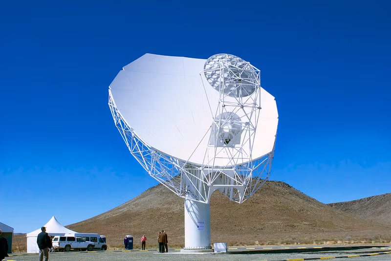 Kính viễn vọng Meerkat nằm trong thị trấn nhỏ của Carnarvon, 600 km về phía bắc của Cape Town ở Nam Phi, sau khi ra mắt, nó đã trở thành kính viễn vọng vô tuyến mạnh nhất thế giới. Nguồn ảnh: Google.com. 
