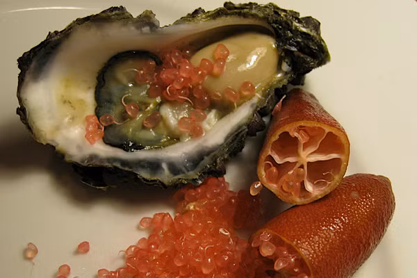 Chanh ngón tay có mùi thơm rất đặc biệt, vị chua ngọt không hề giống các loại chanh của Việt Nam. Nó có thể dùng để ăn cùng các món hải sải như: sushi, hàu tươi sống giúp tăng độ hấp dẫn cho các món hải sản.