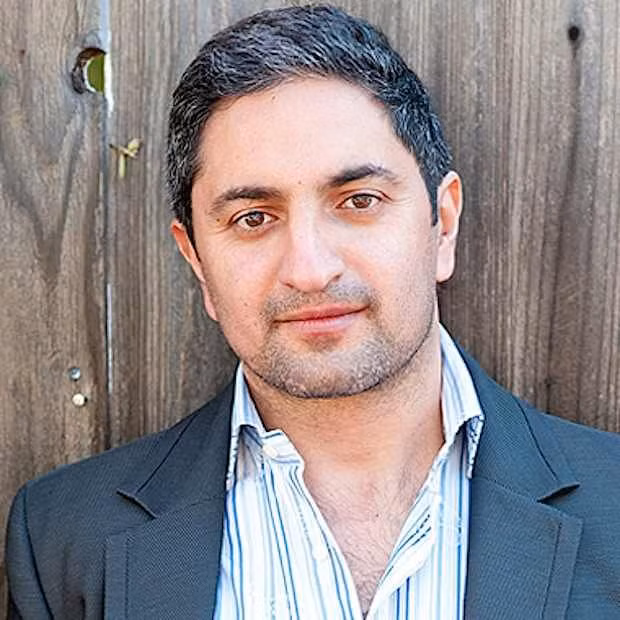 9. Georges Harik gia nhập Google với vai trò là một kỹ sư phần mềm. Hiện tại là một nhà đầu tư, cố vấn của Google Ventures. Làm việc cho Google: Từ 1999-2005. Vị trí gần đây nhất tại Google: Giám đốc quản lý sản phẩm. Harik là một trong 10 nhân viên đầu tiên của Google và chịu trách nhiệm về sản phẩm Gmail, Google Talk, Google Video, Picasa.... Công việc hiện tại: Người sáng lập của imo.im; đồng sáng lập hslabs; nhà đầu tư. Ông cũng là một cố vấn cho Google Ventures.