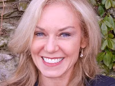 4. Heather Cairns từng là quản lý nhân sự HR tại Google. Hiện tại Heather Cairns đã nghỉ hưu, chủ yếu dành thời gian nghiên cứu đầu tư và điều hành một công ty phát triển bất động sản nhỏ ở Massachusetts. Làm việc cho Google: 1998-2005. Vị trí gần đây nhất tại Google: Quản lý nhân sự HR. Cô đã từng tuyển dụng cho Google khoảng 200 nhân viên đầu tiên của Google.