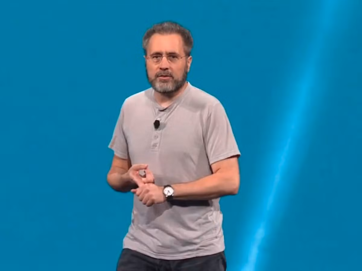 8. Urs Hölzle hiện tại vẫn làm việc cho Google. Làm việc cho Google: Từ 1999 cho đến nay Vị trí hiện tại tại Google: Phó chủ tịch cấp cao trong mảng cơ sở hạ tầng kỹ thuật, chuyên giám sát việc thiết kế, lắp đặt và vận hành máy chủ, mạng, và các trung tâm dữ liệu của Google. Trước khi ông gia nhập Google vào năm 1999, Hölzle là giáo sư khoa học máy tính tại Đại học UC Santa Barbara.