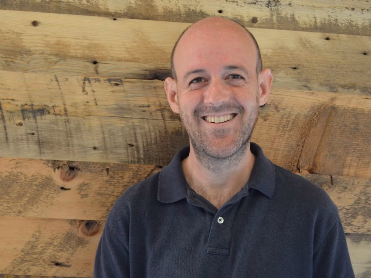 3. Craig Silverstein là người đầu tiên do Larry và Sergey tuyển dụng. Ông đã rời Google vào năm 2012 để tham gia khởi động dự án giáo dục Khan Academy. Làm việc cho Google: 1998-2012. Vị trí gần đây nhất tại Google: Tham gia nhiều dự án khác nhau, bao gồm cả kỹ sư tư vấn và giám đốc công nghệ. Là nhân viên thứ ba của Google, ông đã đóng góp trong việc phát triển các công cụ tìm kiếm. Công việc hiện tại: Trưởng khoa Cơ sở hạ tầng tại Khan Academy.