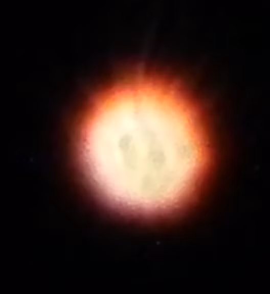 Theo đó, một nhân chứng đang ở nhà, ngồi ngoài hiên nhấm nháp chocolate vào ban đêm thì bất ngờ nhìn thấy bầu trời phía khu đất nông nghiệp ở Earnley, gần khu bảo tồn thiên nhiên xuất hiện một hiện tượng lạ. 