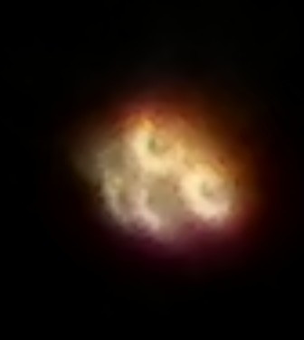 Có nhiều khối màu dị dạng phát sáng ngang chao lượn trên bầu trời như dạng quả bóng tròn, tam giác, móc câu, bông hoa...