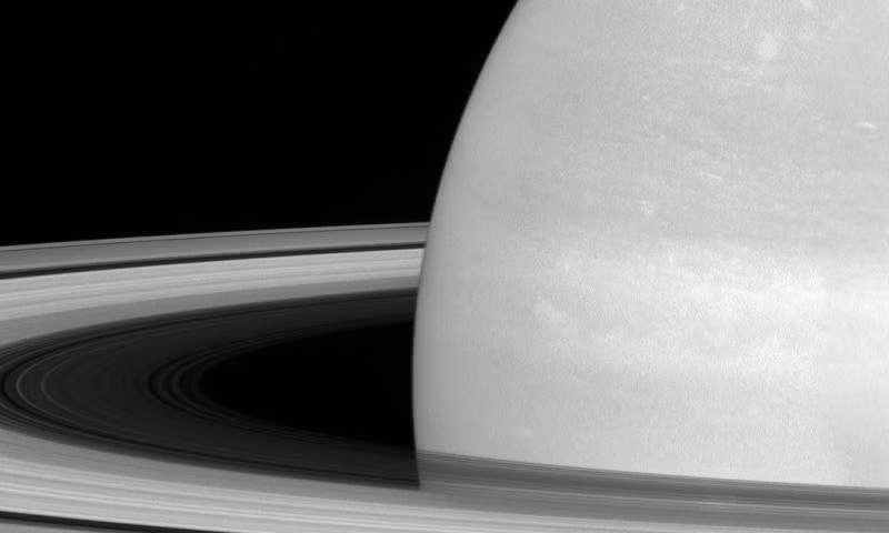 Bức ảnh được chụp nghiêng một góc 6 độ so với vành nhẫn sao Thổ ở khoảng cách 907.000 km. 
