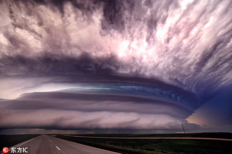 Marko đã bất chấp những dấu hiệu như bầu trời tối đen, gió lốc cuồn cuộn, mây đen phủ kín ngưng tụ trên bầu trời để ghi lại những hình ảnh đáng sợ. 