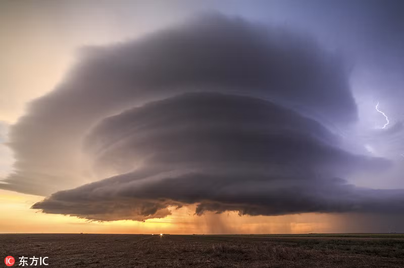 Để ghi lại những “cơn thịnh nộ của thiên nhiên”, Marko đã đi tới những vùng thường xuyên chịu ảnh hưởng của bão tại Mỹ vào tháng 6 và tháng 7.
