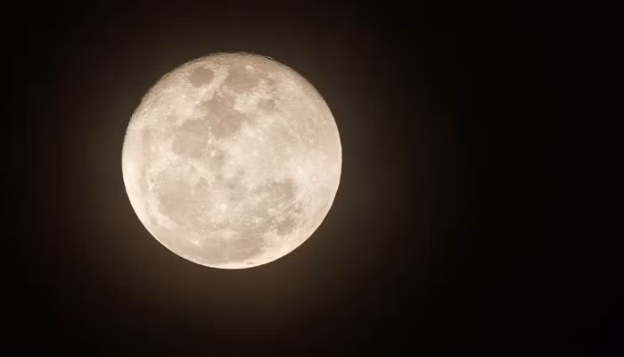 Bat ngo phat hien 2 mieng nui lua tre tren Mat trang