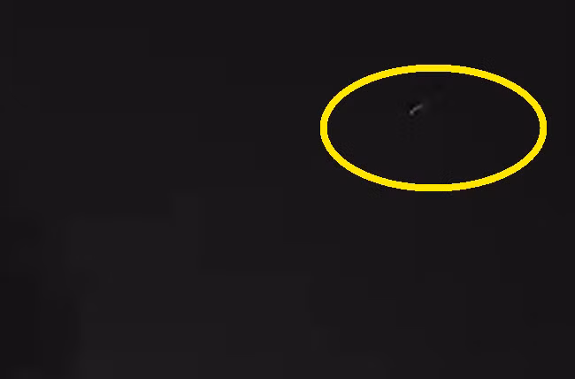 Theo đó, vệt sáng tựa như sao băng vừa xuất hiện băng ngang trên bầu trời miền Nam nước Anh và hoạt động theo kiểu lan dần trên bầu trời đêm khiến nhiều người chú ý.