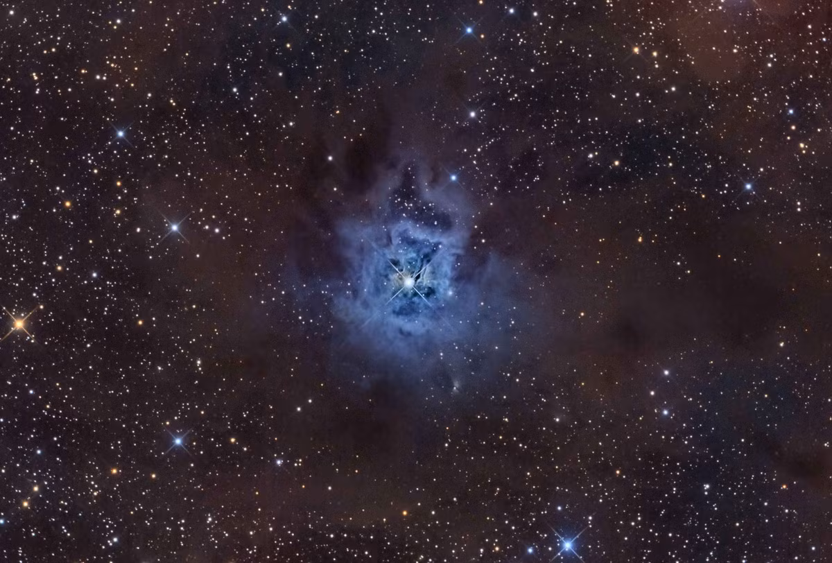 Được biết, tinh vân Iris, hay còn có tên gọi khác là tinh vân NGC7023, nằm trong một khu vực hình thành sao cách Trái Đất chúng ta 1.400 năm ánh sáng, thuộc chòm sao Tiên Vương.