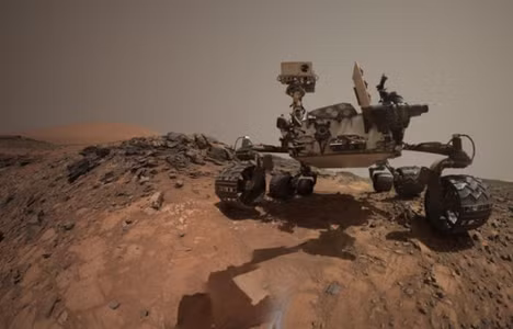 Chân dung máy khoan của tàu vũ trụ Curiosity Rover dưới núi Sharp, sao Hỏa. Nguồn ảnh: NASA/JPL-Caltech/MSSS.