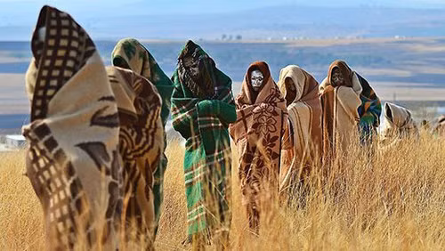  Bộ tộc Xhosa ở Nam Phi coi việc cắt bao quy đầu là cách để đánh dấu việc trưởng thành của các bé trai.