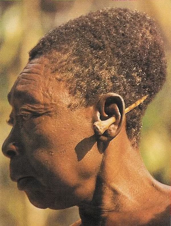 Các bô lão trong bộ tộc Mangtebu cho hay phong tục kéo dài đầu này đã có từ khá lâu và do một số phụ nữ thuộc tầng lớp quý tộc trong xã hội người Mangbetu nghĩ ra.