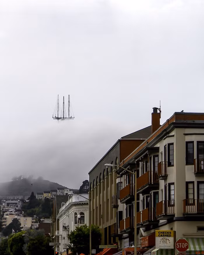  Bức ảnh về đỉnh tháp Sutro Tower ở San Francisco trông như con thuyền buồm bay giữa biển mây.