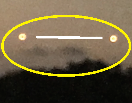 Không những thế, nhân chứng còn mô tả rằng, dường như có một vạch nhạt gần như trong suốt kết nối hai UFO dạng cầu lửa này. Hai UFO tồn tại khá lâu trên bầu trời rồi nhanh chóng mất hút sau đó.