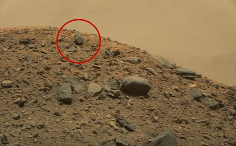 Quan sát những bức ảnh phóng to cắt ra từ video, vật thể lạ giống đầu chiến binh này bản chất là một khối đá giống hệt đầu người, mà cụ thể là đầu của một chiến binh thời chiến. Nguồn ảnh: ufosightingsdaily. 