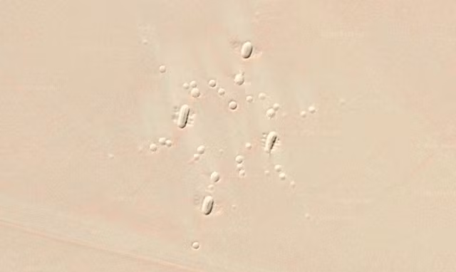 Hình ảnh vật thể lạ được phát hiện vào ngày 26/7/2016 ngay trên sa mạc Ardah, Saudi Arabia. Nguồn ảnh: Ufosightingsdaily. 