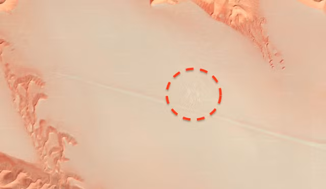 Trong đó, dễ thấy nhất là 6 thanh trụ tạo mũi kết nối với các viền đá xung quanh một cách tinh tế, bí ẩn. Nguồn ảnh: Ufosightingsdaily. 