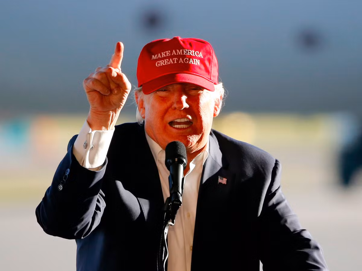 Dự kiến. Tổng thống đăc cử Donald Trump sẽ kế nhiệm đương kim Tổng thống Mỹ Barack Obama vào ngày 20/1/2017 tới. Trong suốt chiến dịch tranh cử của mình, ông Donald Trump từng nhiều lần đề cập tới “gã khổng lồ công nghệ” – Apple. Thử dự đoán Apple trong tương lai sẽ bị những tác động gì sau khi ông Donald Trump lên cầm quyền? 