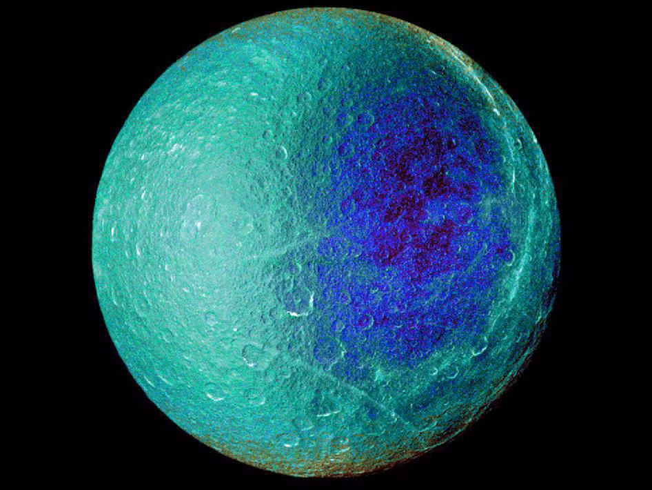 1. Cách phát hiện lẫn tên gọi. Mặt trăng Rhea là một trong các Mặt trăng vệ tinh của sao Thổ được phát hiện bởi nhà thiên văn học người Ý Giovanni Cassini. Ông phát hiện nó vào ngày 23 tháng 12, 1672. Và với đường kính 1.528 km, Rhea là mặt trăng vệ tinh lớn thứ hai của sao Thổ, xếp sau mặt trăng Titan. Rhea được đặt theo tên vị thần khổng lồ Rhea trong Thần thoại Hy Lạp, mẹ của các vị thần. Rhea cũng có tên khác là Saturn V. Nguồn ảnh: Google. 