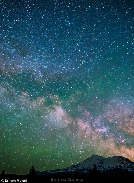 Bà hoàng Milky Way bất ngờ khoác lên mình chiếc áo mây màu ngọc nổi bật, khoe sắc ngự trị trên bầu trời Công viên quốc gia Lassen. Nguồn ảnh: Dailymail.