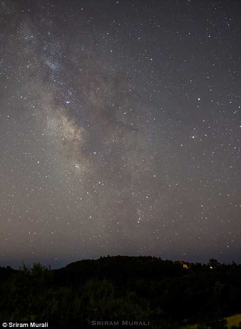 Khác xa với những lần khoe sắc lung linh, rực rỡ, thiên hà Milky Way lại có lúc mờ nhạt, yếu ớt xuất hiện trên bầu trời đêm tại Công viên Quốc gia Crater Lake. Nguồn ảnh: Dailymail.