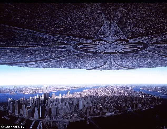 Theo mô tả, đó là một khối mây trắng tròn, khổng lồ, dạng hình đĩa, phần trung tâm khối mây thưa hơn và chứa nhiều mây vàng sáng. Nguồn ảnh: Dailymail.