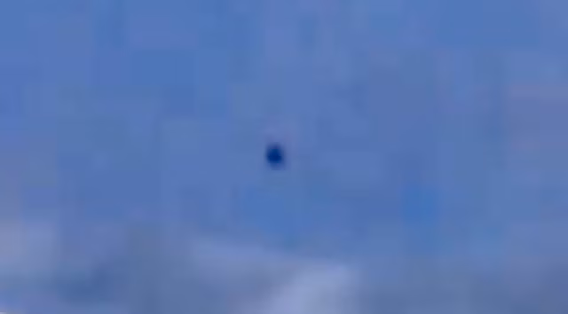 Không những thế, đối diện “kim tự tháp” còn xuất hiện một vật thể tròn đen kỳ lạ lượn trên bầu trời. Cả hai vật thể lạ này đều không phát ra âm thanh kỳ lạ nào cả. Nguồn ảnh: ufosightingsdaily.