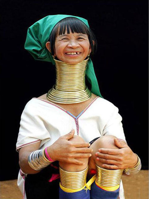  Tục đeo vòng cổ để có chiếc cổ dài của phụ nữ bộ lạc Kayan. Phụ nữ bộ lạc Kayan ở Myanmar hay Thái Lan có chuẩn mực về cái đẹp khá kỳ lạ: người phụ nữ đẹp là người phải sở hữu chiếc cổ dài. Vì vậy, để trở thành người đẹp, các bé gái phải đeo vòng kim loại vào cổ từ năm lên 5. Số lượng vòng tăng lên dần dần theo thời gian, làm cho chiều dài của cổ cũng tăng dần.