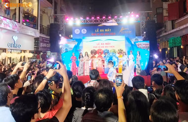 Năm 2017 cũng là năm đầy ấn tượng khi TP tiếp tục khai trương phố đi bộ thứ 2 trên đường Bùi Viện, quận 1 (sau phố đi bộ Nguyễn Huệ).