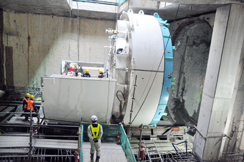 Tuyến đường sắt đô thị số 1 (Bến Thành – Suối Tiên) có tổng chiều dài 19,7km gồm 2,6km đi ngầm và 17,1km đi trên cao; toàn tuyến có 14 nhà ga, trong đó có 3 ga ngầm, 11 ga trên cao với tổng mức đầu tư tương đương 54 ngàn tỷ đồng, từ vốn vay ODA của Nhật Bản và nguồn vốn đối ứng từ ngân sách thành phố. Đây là công trình được mong chờ nhất của người dân TP.HCM suốt nhiều năm qua và dự kiến đưa vào sử dụng trong năm 2020.