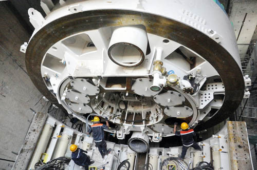 Lần đầu tiên, Robot TBM, thiết bị đào hầm hiện đại nhất, kích thức khổng lồ nặng 300 tấn, đường kính gần 7m được đưa vào sử dụng khoan xuyên lòng đất ở trung tâm TP HCM để thi công Metro số 1 Bến Thành – Suối Tiên. 