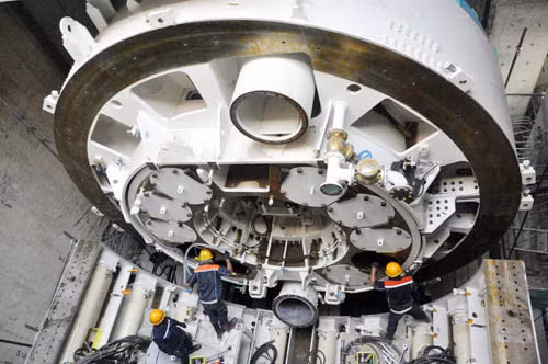 Lần đầu tiên, Robot TBM, thiết bị đào hầm hiện đại nhất, kích thức khổng lồ nặng 300 tấn, đường kính gần 7m được đưa vào sử dụng khoan xuyên lòng đất ở trung tâm TP HCM để thi công Metro số 1 Bến Thành – Suối Tiên. 