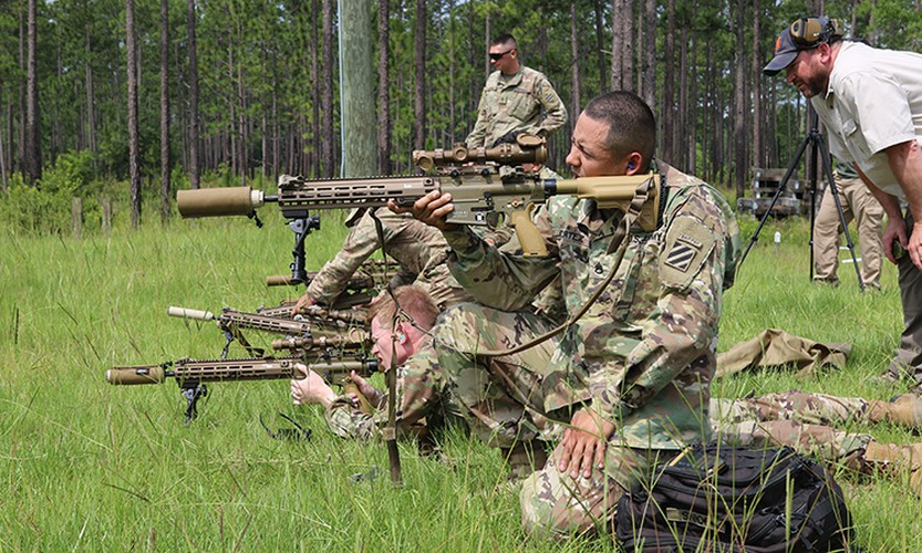 Các binh sĩ thuộc Sư đoàn thiết giáp số 1 tháng 1/2019 thử nghiệm SDMR và báo cáo cho Văn phòng Điều hành binh sĩ (PEO Soldier) trước khi mẫu súng được biên chế đại trà.