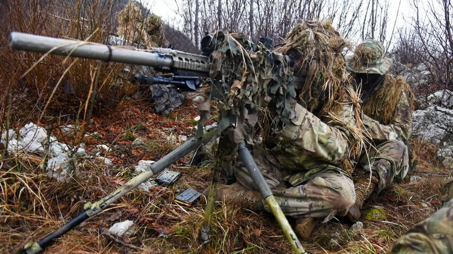 Súng SDMR được phát triển dựa trên Hệ thống bắn tỉa bán tự động nhỏ gọn, được Lục quân Mỹ lựa chọn năm 2016 để thay Hệ thống bắn tỉa bán tự động M110, biến thể của SR-25.