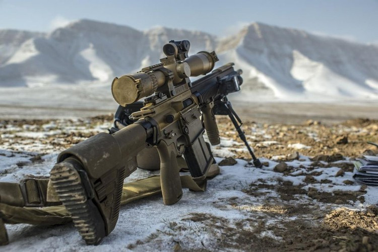 "Vũ khí này là bản nâng cấp dành cho cấp tiểu đội, có thể sử dụng trong hiệp đồng tác chiến. Nó là mẫu súng trường tuyệt vời và rất thoải mái khi sử dụng", binh sĩ Patrick Nissen cho biết thêm.