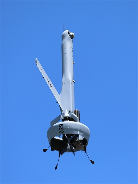 Với kiểu thiết kế sẽ cho phép V-BAT hoạt động tốt trong điều kiện không gian chật hẹp như trên tàu sân bay, ngay trên mặt boong chiến hạm mà không cần đường băng hay bệ phóng như phần lớn UAV trên hạm hiện nay.