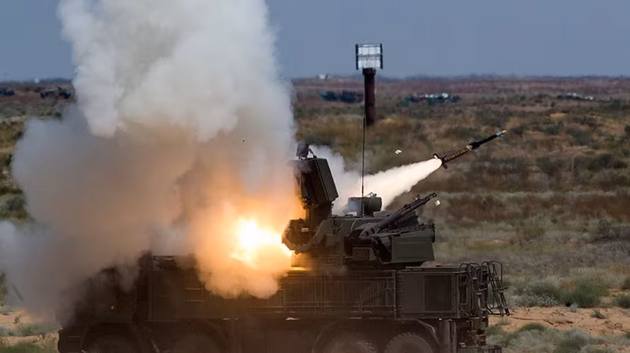 Tại thời điểm trên, theo thống kê đã có tới 2 tổ hợp Pantsir-S1 bị máy bay không người lái cảm tử Harop của không quân Israel tiêu diệt một cách rất dễ dàng.