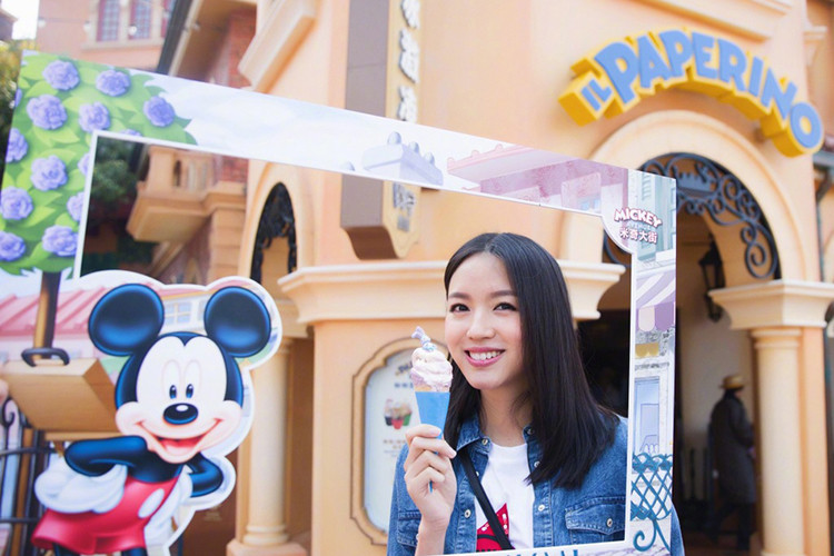 Sau khi lấy chồng, sinh con, Trương Tử Lâm ngày càng trẻ trung, xinh đẹp. Ảnh: Sina