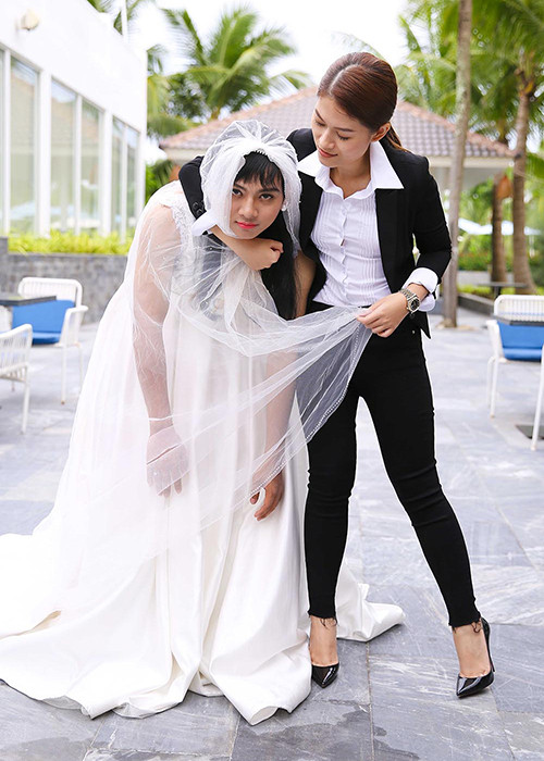 Ngoài giả gái, mặc váy cô dâu, Khôi còn bị ép đi giày cao gót trong nhiều tiếng đồng hồ, thậm chí còn liên tục bị đẩy xuống hồ nước sâu.