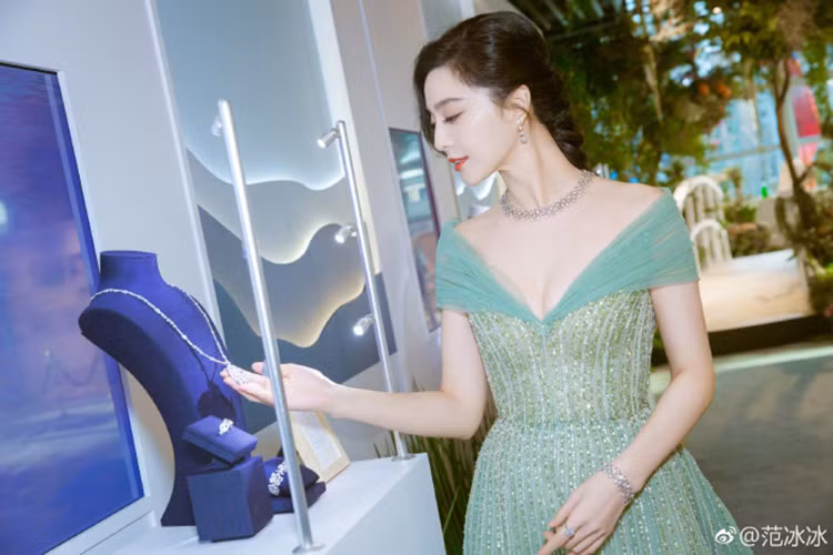 Hình ảnh Phạm Băng Băng khoe vẻ gợi cảm tại sự kiện. Ảnh: Sina