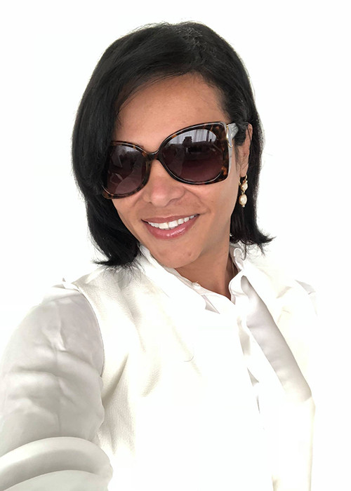 Vẻ ngoài vẫn còn nhiều nét thô cứng nhưng Mia Gomez lại ghi điểm bởi nụ cười khá rạng rỡ.