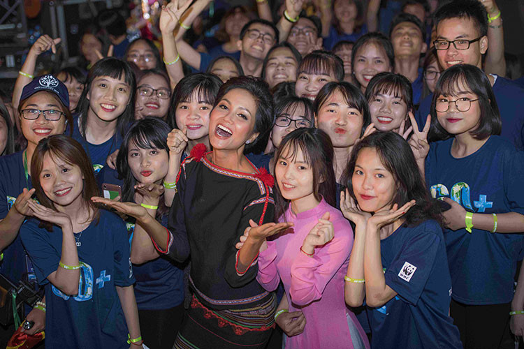 Hình ảnh H’hen Niê thân thiện với fans ghi điểm trong mắt khán giả.